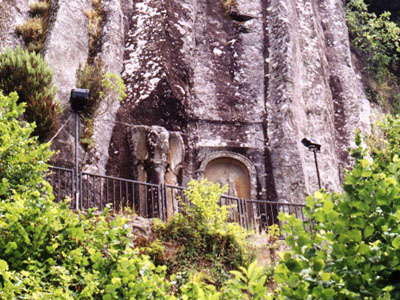 Bird's Rock Road Monument - � Erdogan Tan [ 13-7-2001 ]